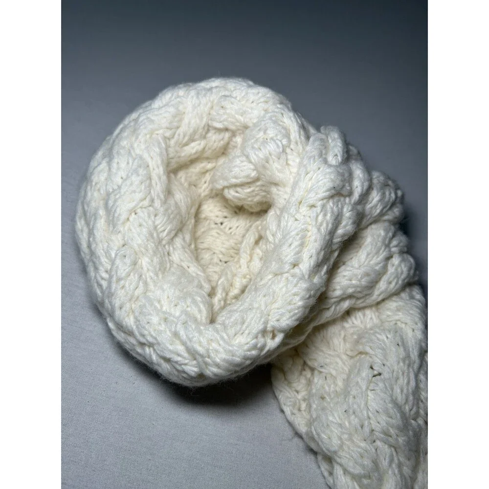 Woolrich cable-knit scarf classic cream color, decorative pom-poms